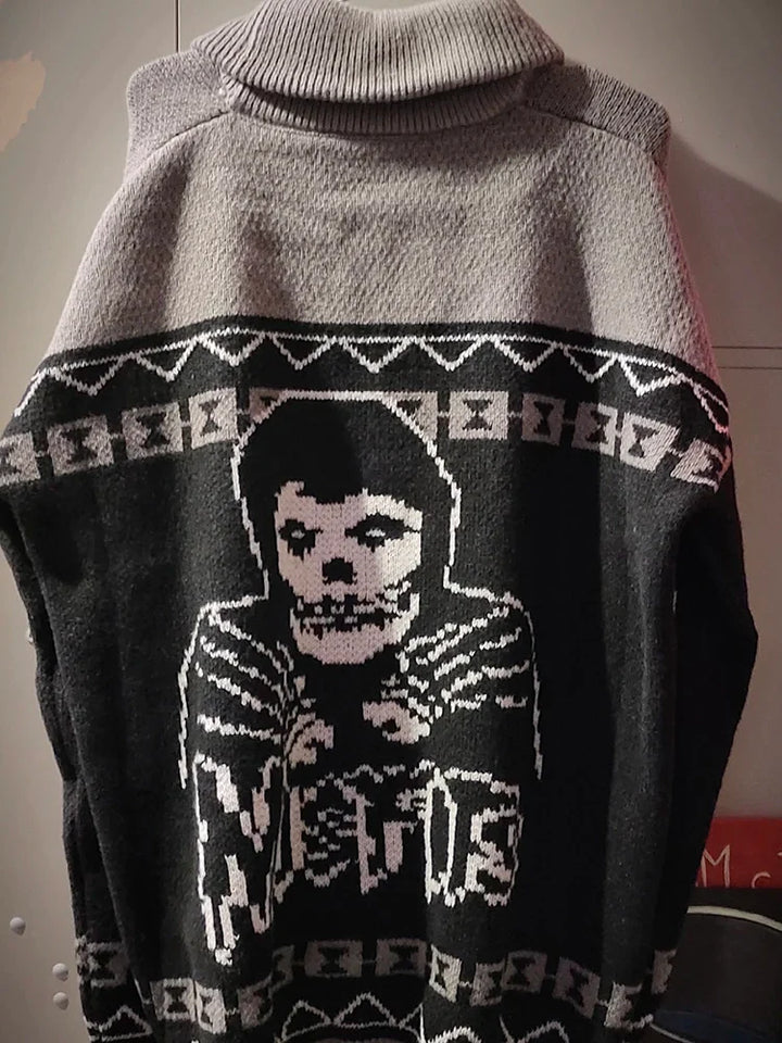 سترة محبوكة بنمط جمجمة 