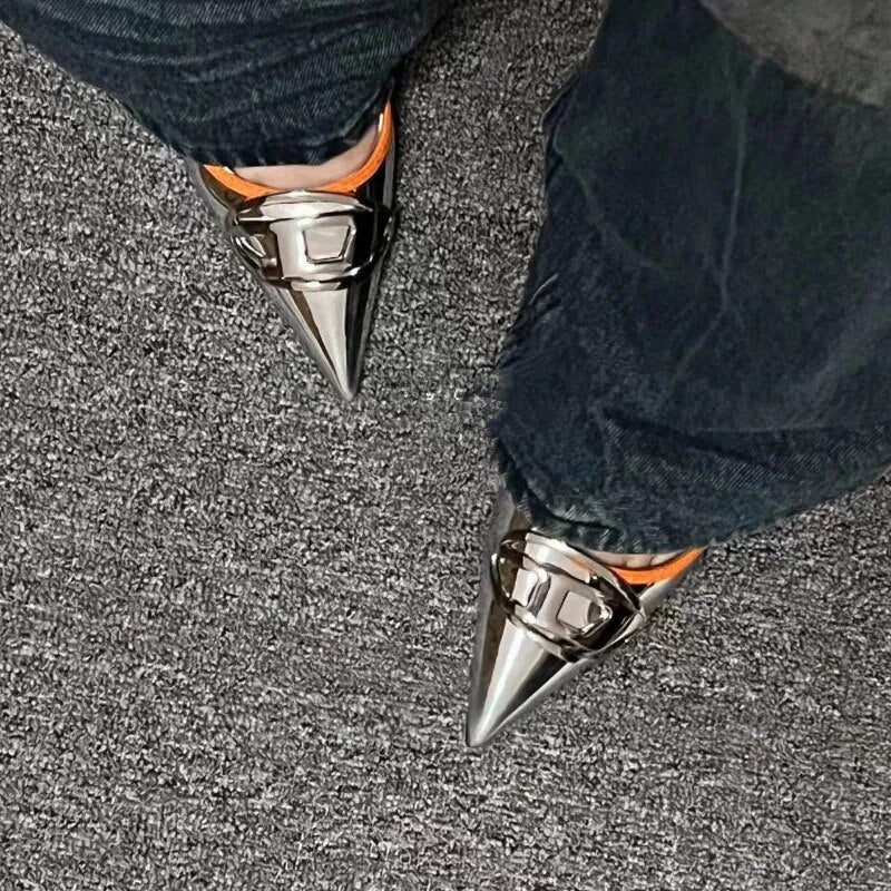 أحذية بكعب عالٍ معدنية