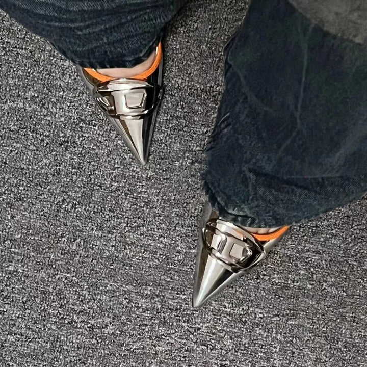 أحذية بكعب عالٍ معدنية